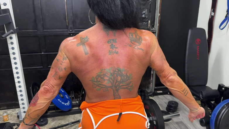 Kandylegsxxx: Muscle MILfs comando sborra joi