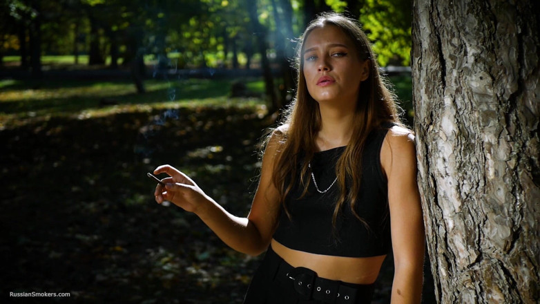 Russian Smokers: Sexy ruská holka kouří cigarety indoor studio