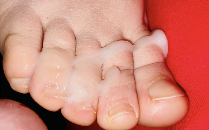 Princess Jeanne: Belle éjaculation amateur sur les pieds