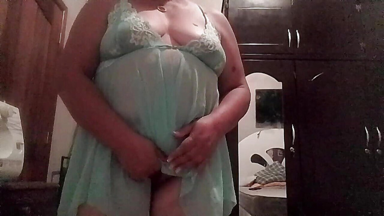 Gloryhot69: Lingerie transparente et avide de jeune bite