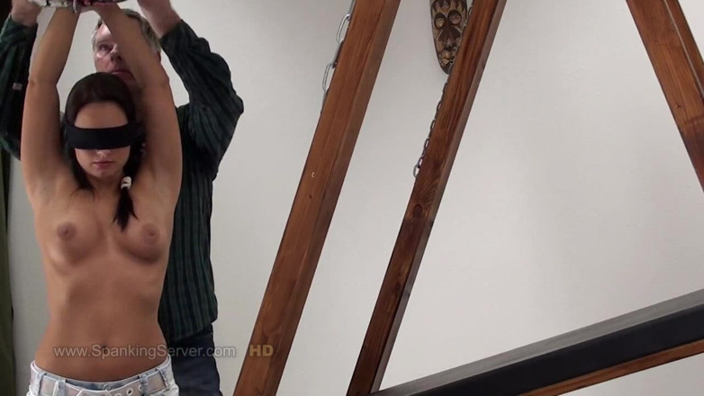 Spanking Server: Kari, aveugle, se fait ligoter et fouetter