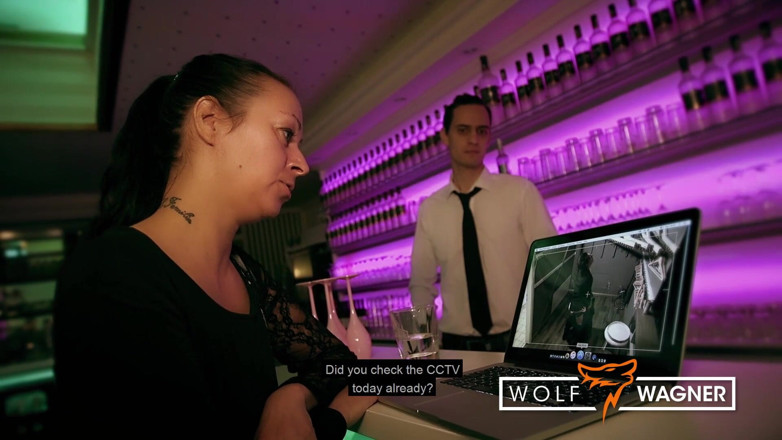 Wolf Wagner Com: Двоє хлопців трахають збуджену бос-леді, щоб зберегти свою роботу!