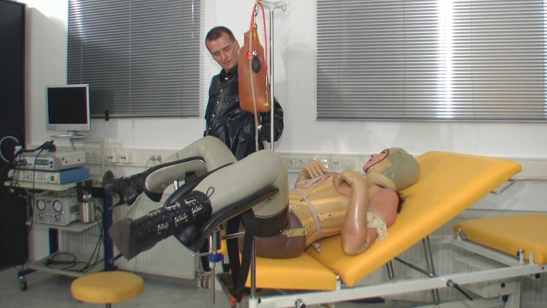 Rubber & Clinic Studio - 1ATOYS: Збочена 2-літрова клізма в гумі