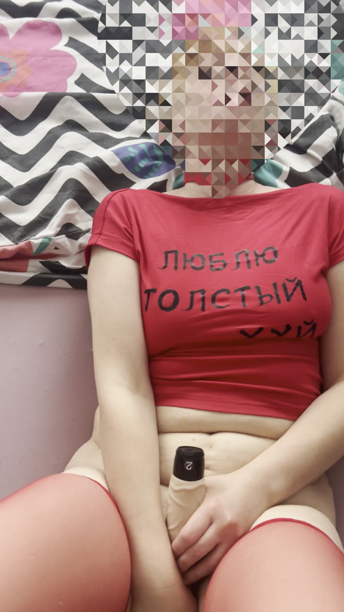 SashMash: Sexwife rucha się dildem, a jej mąż patrzy i szarpie