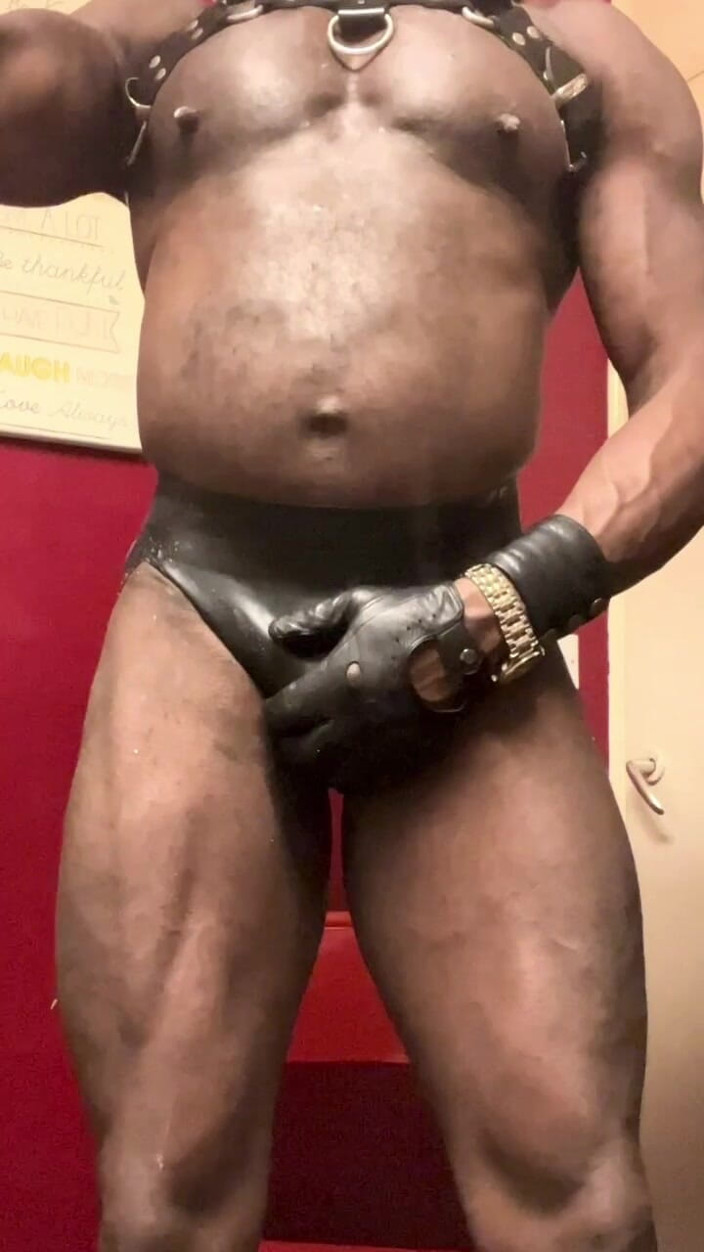 Black mature kinky muscle: .Cơ bắp đen tôn sùng con cặc lớn nặng buổi xuất...