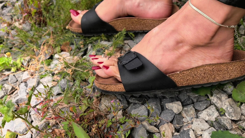 Goddess Lena: Jugando con Birkenstocks