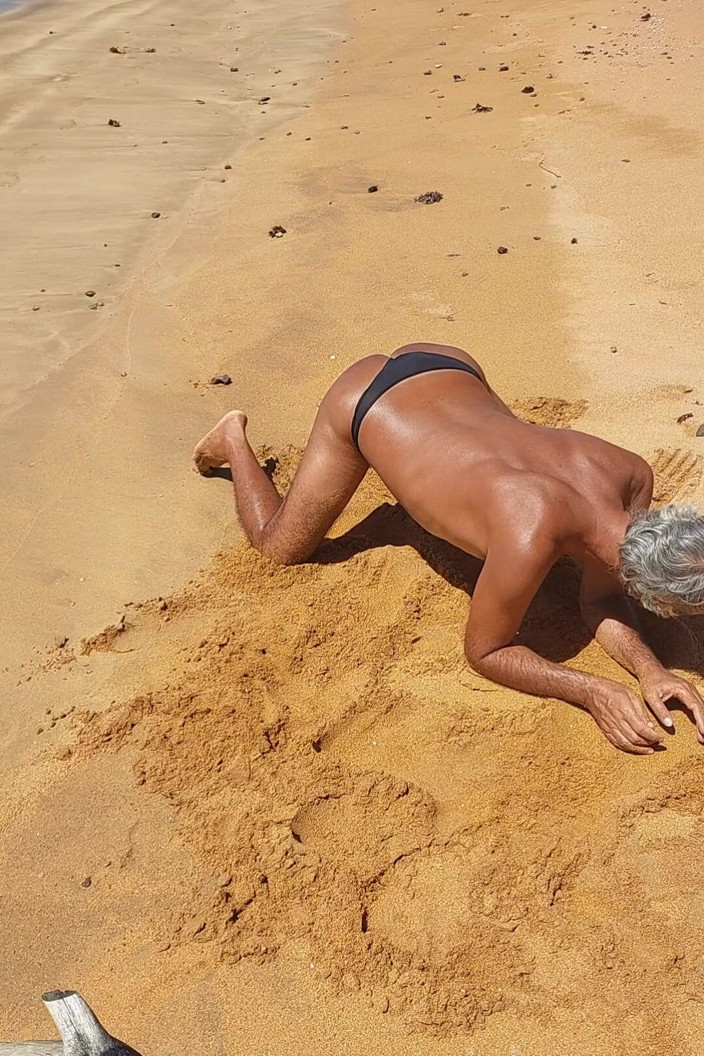 Ladysilvas: Ladysilva im höschen am strand bräunt ihren heißen arsch