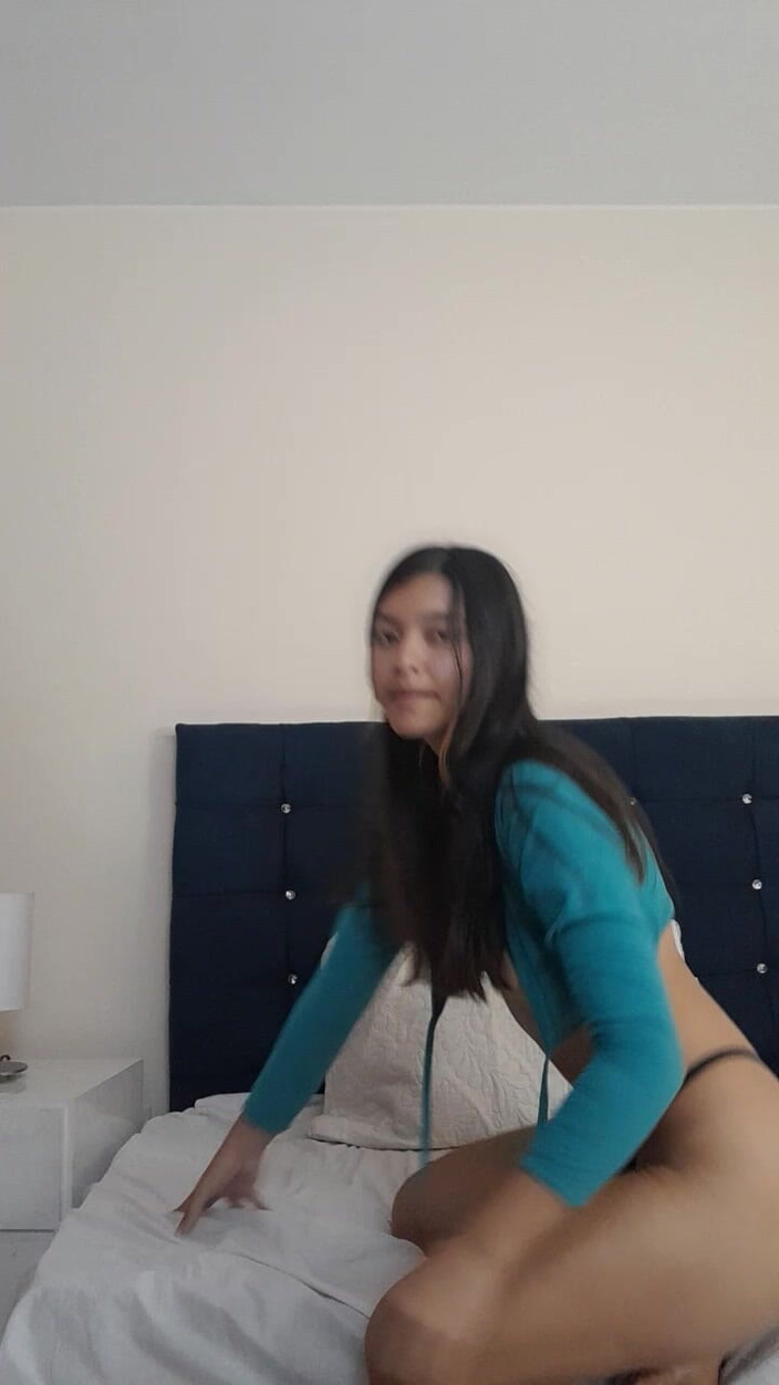 Prisila Devid: Montre sa chatte dans ma chambre