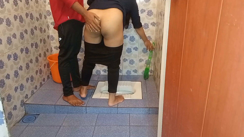 Queenrima: 화장실 청소하는 동안 시누이를 붙잡고 무료로 두십시오.