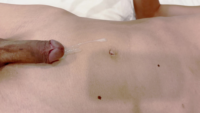 hueikun: Un garçon avec un gros prépuce reçoit une érection, se masturbe...