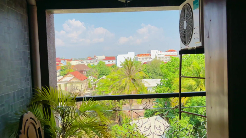 hueikun: Vorhaut vom Balkon für eine belebte straße bloßgestellt