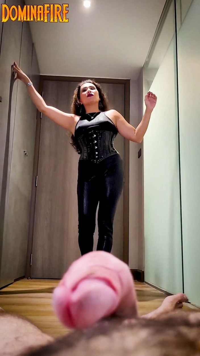 DominaFireOfficial: POV schwanz trampling und Sph von dominafire
