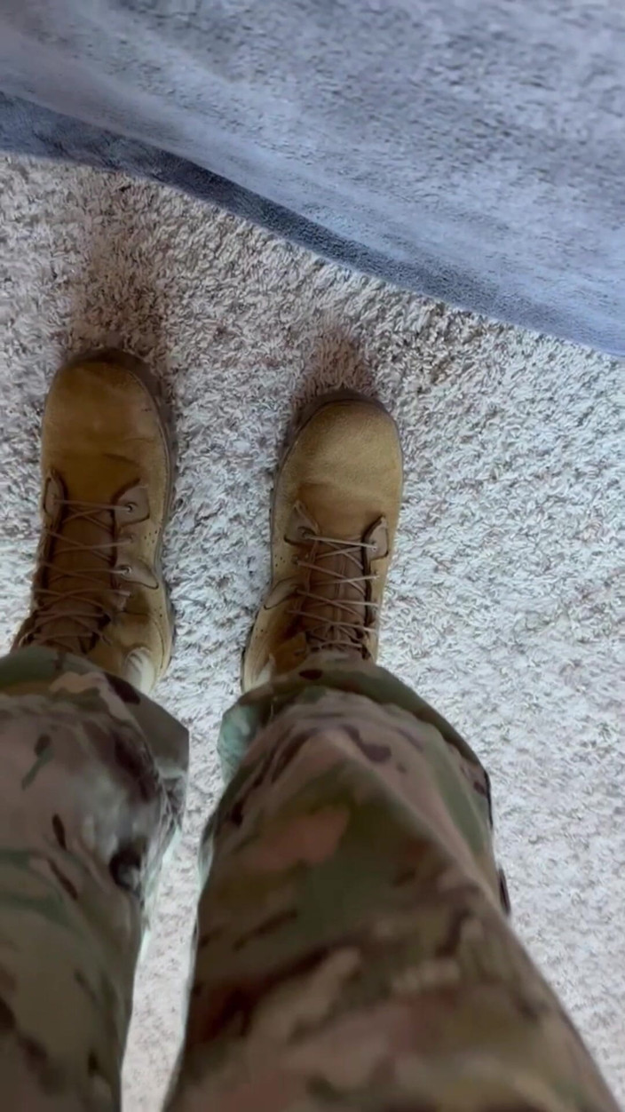 Army Specialist: Soldat wichst in engen whities und seinem fluganzug