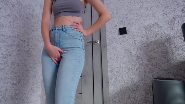 Solo Alice: Desespero xixi em jeans parte 1