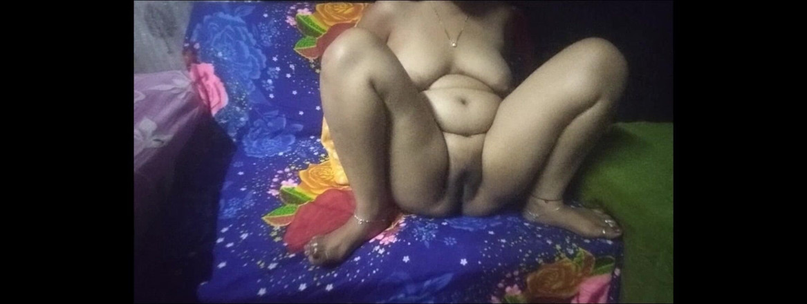 Bongsoniya69: Зведена сестра сидить на дивані, показуючи свою пизду.