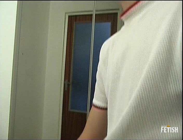 Gay Diaries: Un ragazzo arrapato si masturba mentre i suoi due amici...