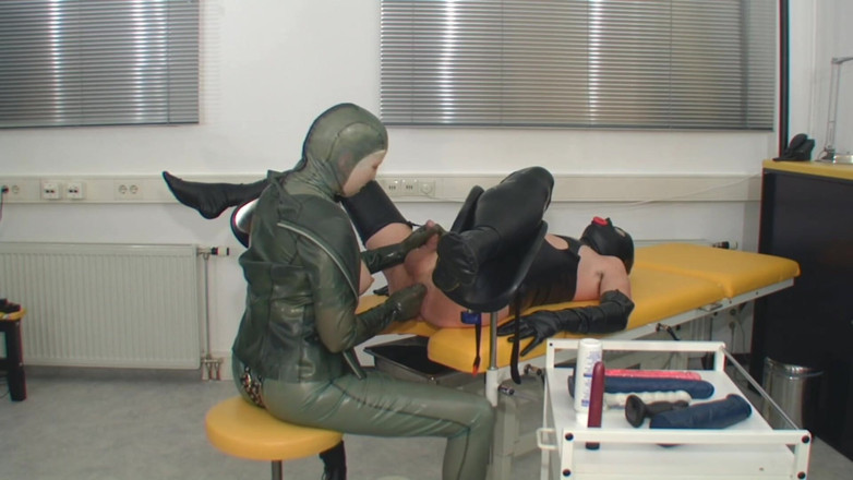 Rubber & Clinic Studio - 1ATOYS: Cul pervers en caoutchouc