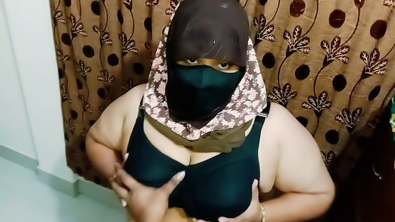 Hoktoml99: Fata hijabi își scoate hainele și poartă un sari. Sânii ăia mari sunt...
