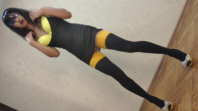Ponny Letany: Maricas Ponyboy em vestido amarelo e salto alto dançando para...