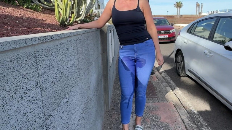 Emma Voyeur: Mädchen Macht Ihre Jeans Auf Der Straße Nass