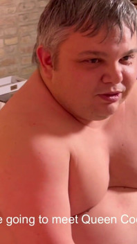 Je Lui Ordonne De Sucer Brad Pendant Que Je Lui Défonce Son Cul De Petite Salope Avec Mon Gros Strapon