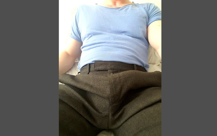 Jonasponas cumming: Je joue avec ma bite dans un pantalon de costume,...