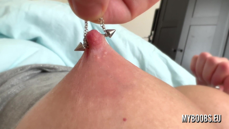 My Boobs: Er spielt gepiercte nippel mit heißen MILf-dicken möpsen und sie...