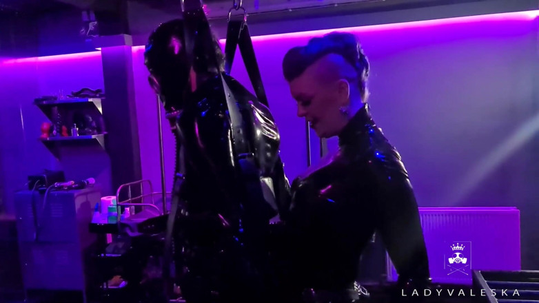 Lady Valeska: Follando al esclavo suspendido