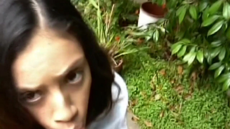 Bangora sluts: 黑发女郎在户外吮吸大鸡巴达到爆炸性高潮