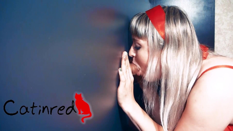 Catin Red: Drobná MILFka kouří péro a orální creampie