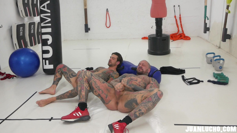 Juan Lucho Gay: 健身房里有两个纹身的异性恋男性