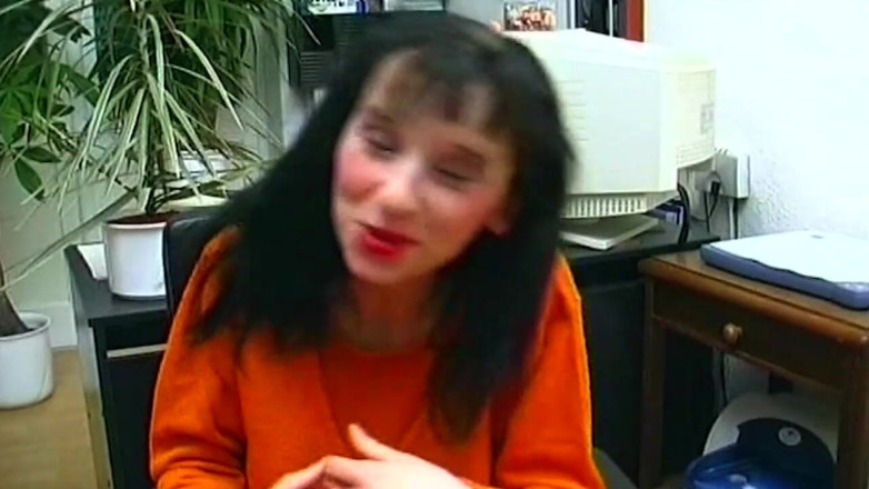 Onlyxfans: Zralá brunetka saje fialové dildo při prstění nedbalé kundičky