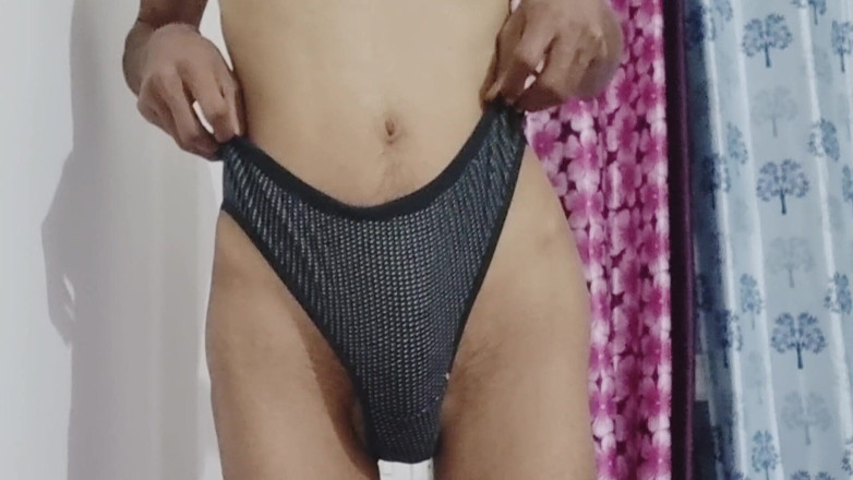 Nickey: Il ragazzo sissy indossa le mutandine della mamma