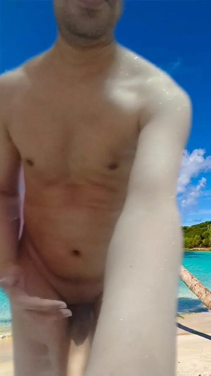 Cute & Nude Crossdresser: Nagi chłopiec na plaży pokazuje swoje pełne nagie ciało.