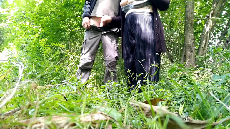 OurFetishLife: Ginerele îmi tachinează sfârcurile în timp ce îl mulg disperat în aer liber