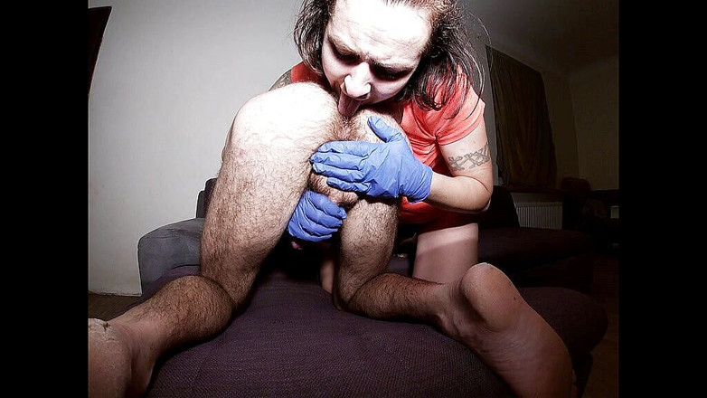 Hera Harding: Hera Harding abraza un culo peludo con guantes