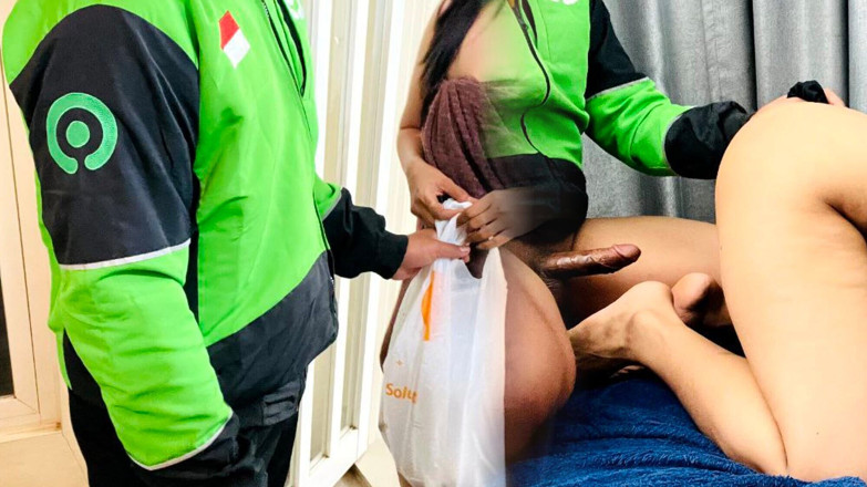 Nadalyne: Courier - afortunado de obtener coño gratis y las chicas están...