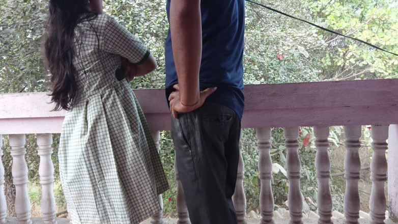 Mumbai Ashu: Desi ragazza è tornata dal college e seduta sull'altalena e ha...