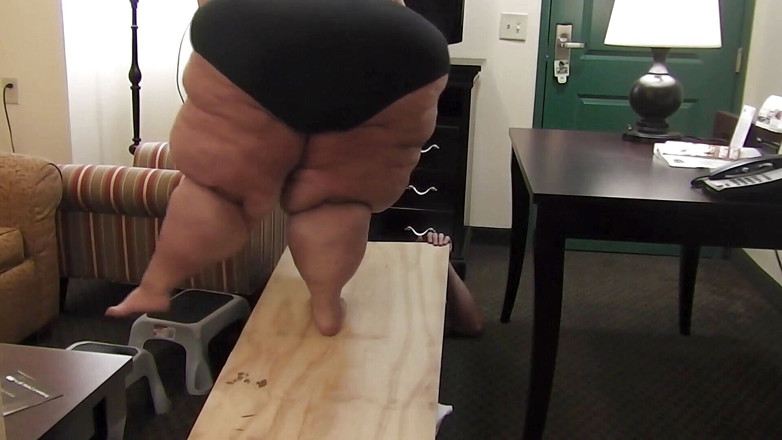 Full Weight Productions: A horrível prancha de 600 ibs de BigmommaKat pisa