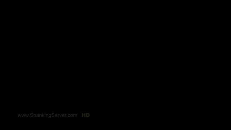 Spanking Server: Tyron se fait fesser le cul dans son lit
