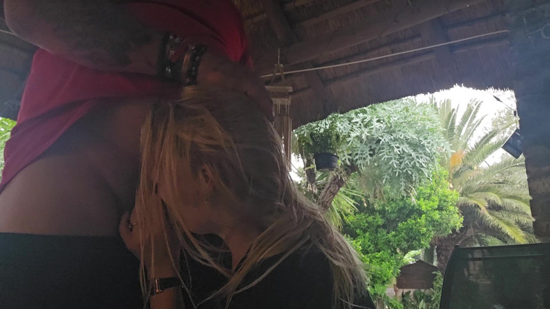 Sparowdox: Une fille de 18 ans suce une bite dans la nature...