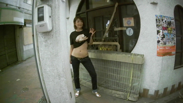 Mayumi Kanzaki: MILF in ultra low rise jeans outdoors..