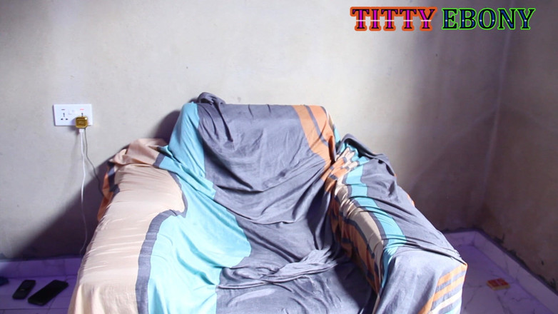 Titty_Ebony: Cette bombasse noire sexy en veut plus et se fait...