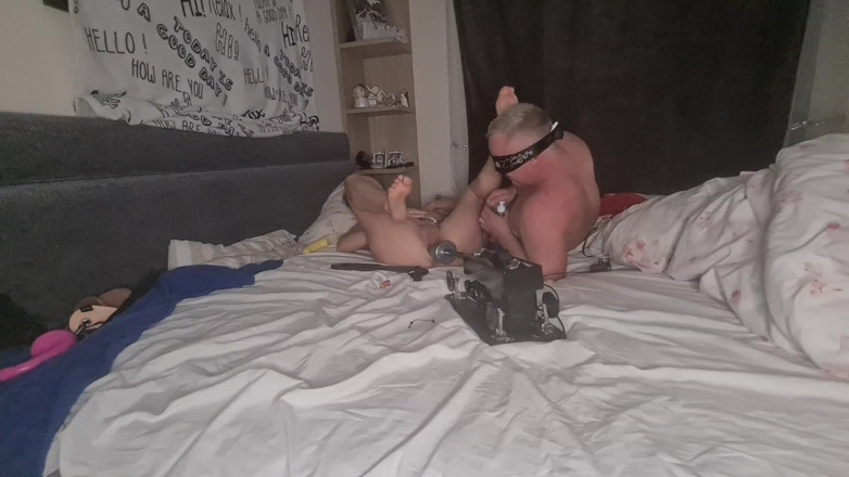 Anal Fetish Couple: Aku lagi asik jilat pantat bahenolnya pakai dildo ukuran XL