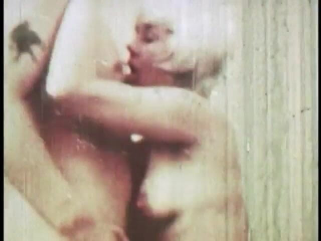 3 Bangers: Une blonde et une brune excitées se lèchent avant de...