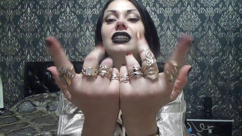 Goddess Misha Goldy: Des anneaux dorés taquinent et hJ ! Fétiche torride !