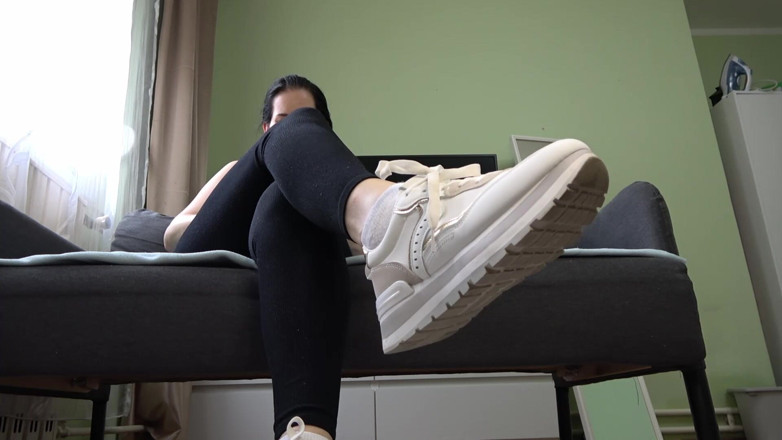 Anna Sky: Anna își arată tălpile adidașilor și suge un vibrator