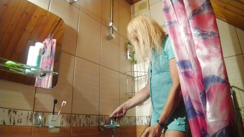 Alexa Cosmic: Alexa Cosmic Wetlook v koupelně v Teal Combidress...