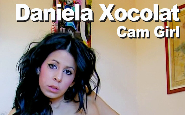 Edge Interactive Publishing: Daniela Xocolat мастурбирует стриптиз в розовом