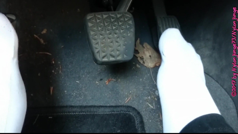 Carmen_Nylonjunge: Chaussettes blanches dans la voiture, pompage de pédales